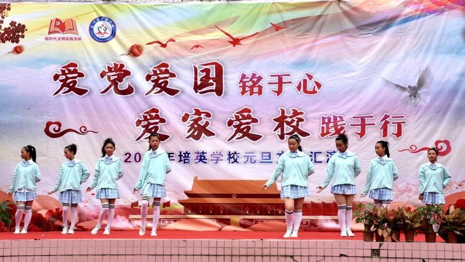 六个月宝宝夜里醒来不哭闹，塞个奶嘴还能睡，需要喂奶吗？游戏画面